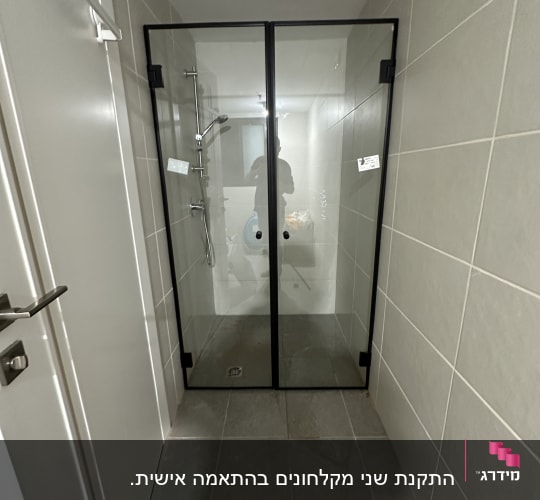 מקלחון עם דלתות זכוכית וברז מקלחת כסוף
